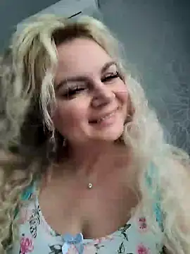 Snapshot of candy_queeen chatting on 02-28-25, 03:37 candy queeen online show from 02-28-25, 03:37
