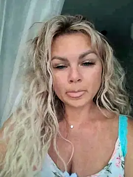 Snapshot of candy_queeen chatting on 03-19-25, 03:20 candy queeen online show from 03-19-25, 03:20