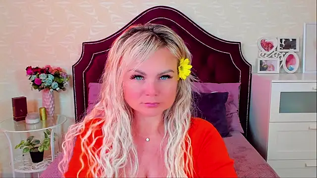 Snapshot of candy_queeen chatting on 03-22-25, 12:14 candy queeen online show from 03-22-25, 12:14