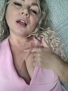 Snapshot of candy_queeen chatting on 09-28-25, 04:45 candy queeen online show from 09-28-25, 04:45