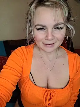 Snapshot of candy_queeen chatting on 11-19-25, 05:02 candy queeen online show from 11-19-25, 05:02