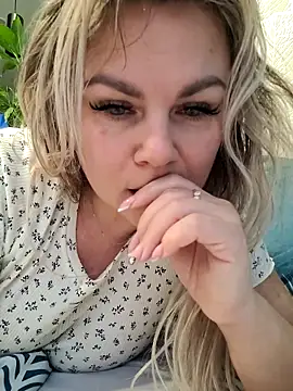 Snapshot of candy_queeen chatting on 11-25-25, 06:24 candy queeen online show from 11-25-25, 06:24