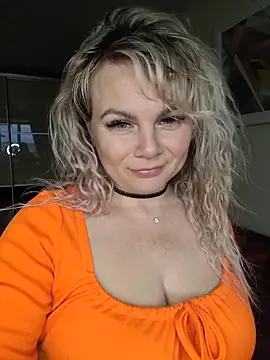 Snapshot of candy_queeen chatting on 02-28-26, 01:23 candy queeen online show from 02-28-26, 01:23