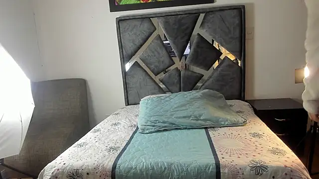 Vahiolet smith online show from 10-31-25, 03:18