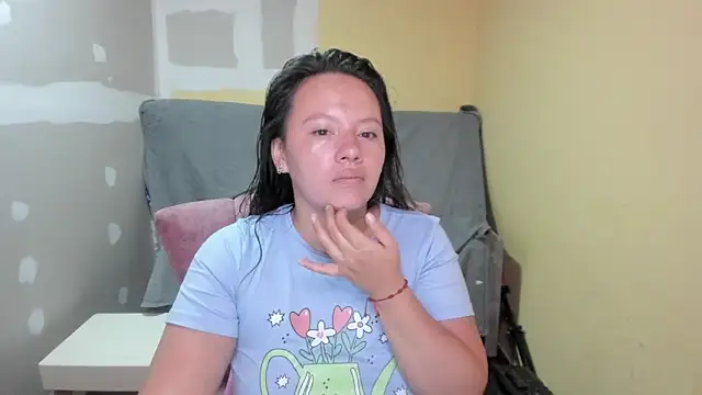 Snapshot of lauraguzman chatting on 05-15-26, 03:57 lauraguzman online show from 05-15-26, 03:57
