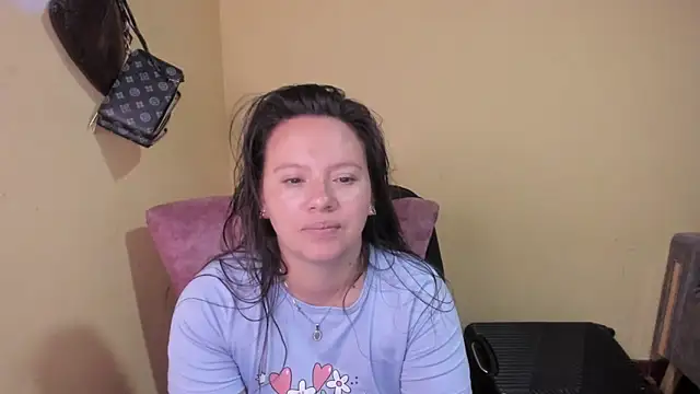 Snapshot of lauraguzman chatting on 05-30-26, 06:32 lauraguzman online show from 05-30-26, 06:32