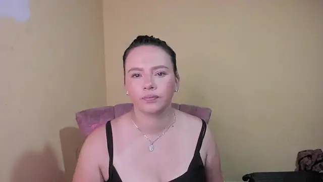 Snapshot of lauraguzman chatting on 06-03-26, 02:58 lauraguzman online show from 06-03-26, 02:58