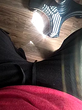 Snapshot of Damn-Danny chatting on 11-12-25, 06:19 Damn-Danny online show from 11-12-25, 06:19