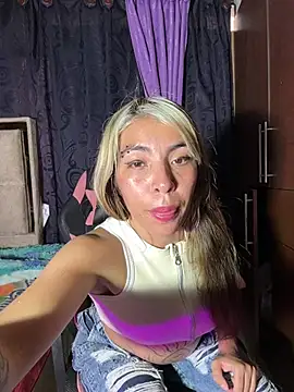 Snapshot of alanaanddaphne chatting on 05-19-26, 10:05 alanaanddaphne online show from 05-19-26, 10:05