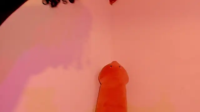 Snapshot of HarleyRedd chatting on 02-14-25, 12:57 HarleyRedd online show from 02-14-25, 12:57