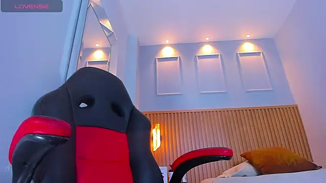 Snapshot of LUCYAMARS1 chatting on 11-18-25, 02:32 LUCYAMARS1 online show from 11-18-25, 02:32