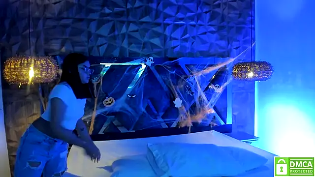 Rose Evans   online show from 11-04-25, 04:22