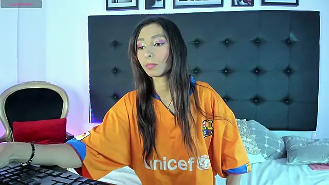 Snapshot of SaraDreamss chatting on 01-06-25, 08:39 SaraDreamss online show from 01-06-25, 08:39