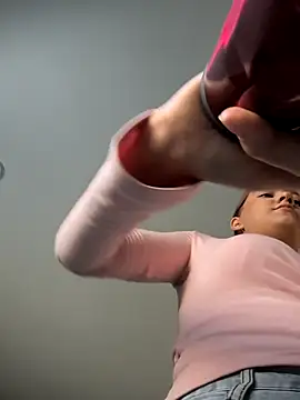 Snapshot of AliceBrayan chatting on 10-06-25, 05:05 AliceBrayan online show from 10-06-25, 05:05