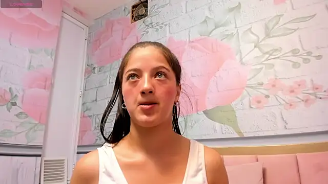 Snapshot of Annie_Cute18_ chatting on 02-05-25, 04:06 Annie Cute18 online show from 02-05-25, 04:06