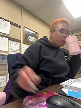 Snapshot of SexyHoneyRedd chatting on 01-31-25, 03:11 SexyHoneyRedd online show from 01-31-25, 03:11