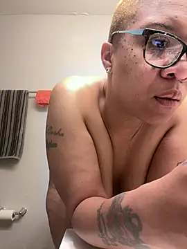 Snapshot of SexyHoneyRedd chatting on 03-25-26, 10:21 SexyHoneyRedd online show from 03-25-26, 10:21