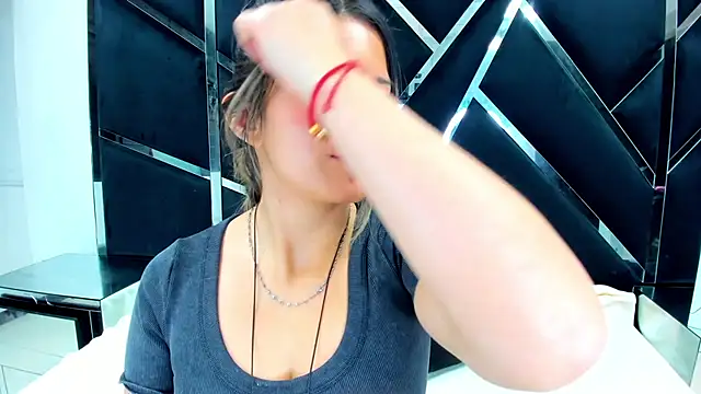 GiaRoussel online show from 12-14-25, 06:12