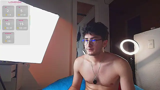 Snapshot of santyago_taylor chatting on 05-19-26, 01:56 santyago taylor online show from 05-19-26, 01:56
