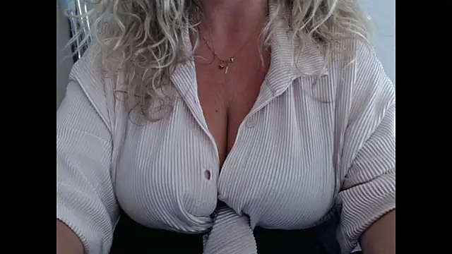 Snapshot of JenniLowen chatting on 06-16-26, 12:52 JenniLowen online show from 06-16-26, 12:52