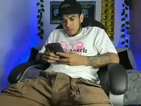 Snapshot of mikee_scooth chatting on 01-19-25, 02:57 mikee scooth online show from 01-19-25, 02:57