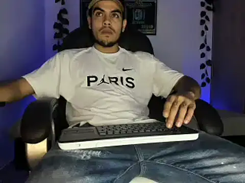 Snapshot of mikee_scooth chatting on 03-17-25, 12:52 mikee scooth online show from 03-17-25, 12:52