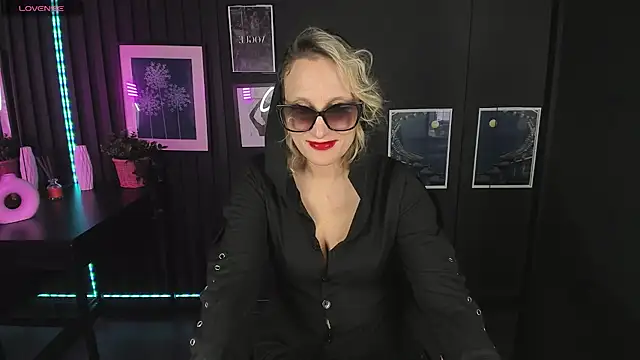 Queen Anna  online show from 12-22-24, 04:48