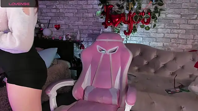 Snapshot of Alex_Howell chatting on 03-12-25, 04:19 Alex Howell online show from 03-12-25, 04:19