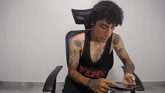 Snapshot of present_the_magic chatting on 01-27-25, 04:20 present the magic online show from 01-27-25, 04:20