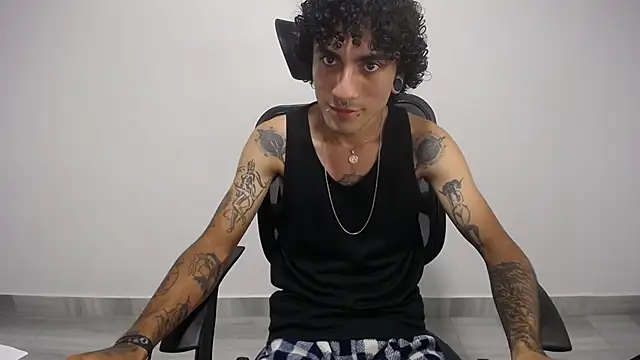 Snapshot of present_the_magic chatting on 02-05-25, 02:19 present the magic online show from 02-05-25, 02:19