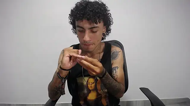 Snapshot of present_the_magic chatting on 02-10-25, 02:30 present the magic online show from 02-10-25, 02:30