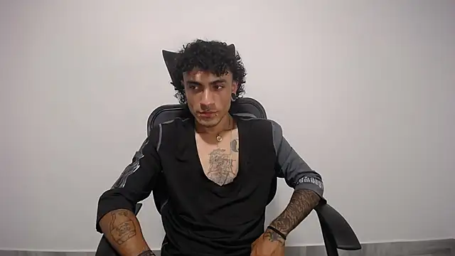 Snapshot of present_the_magic chatting on 02-10-25, 08:42 present the magic online show from 02-10-25, 08:42