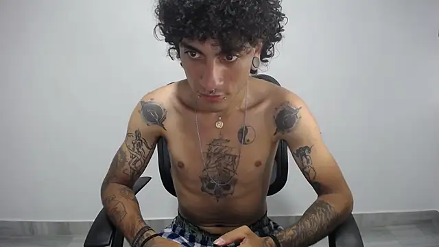 Snapshot of present_the_magic chatting on 02-12-25, 05:15 present the magic online show from 02-12-25, 05:15