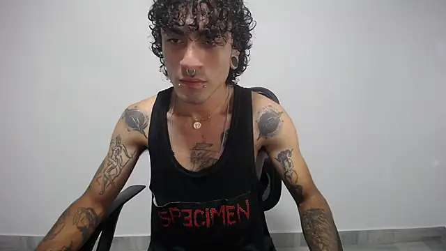 Snapshot of present_the_magic chatting on 02-14-25, 01:13 present the magic online show from 02-14-25, 01:13