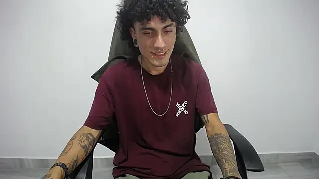 Snapshot of present_the_magic chatting on 02-20-25, 04:50 present the magic online show from 02-20-25, 04:50