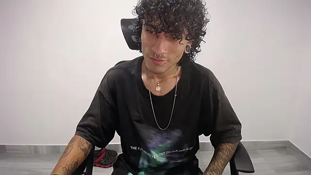 Snapshot of present_the_magic chatting on 03-07-25, 03:19 present the magic online show from 03-07-25, 03:19