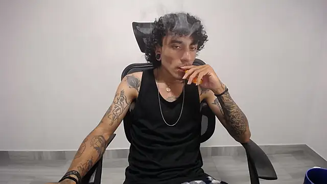 Snapshot of present_the_magic chatting on 03-13-25, 01:10 present the magic online show from 03-13-25, 01:10