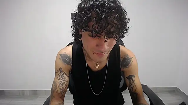 Snapshot of present_the_magic chatting on 03-22-25, 03:20 present the magic online show from 03-22-25, 03:20