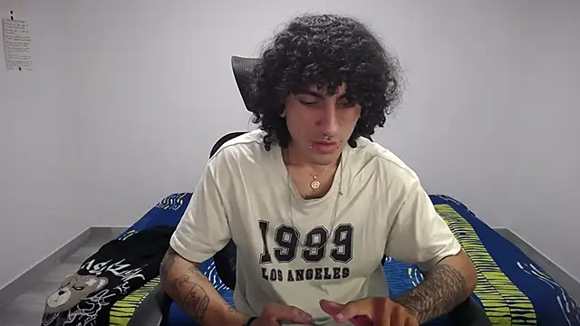 Snapshot of present_the_magic chatting on 10-19-25, 04:40 present the magic online show from 10-19-25, 04:40