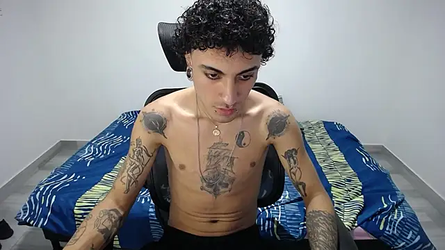 Snapshot of present_the_magic chatting on 10-21-25, 05:35 present the magic online show from 10-21-25, 05:35