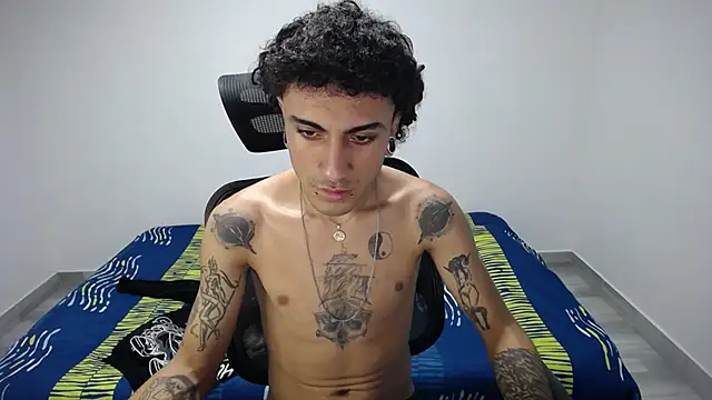 Snapshot of present_the_magic chatting on 10-25-25, 03:14 present the magic online show from 10-25-25, 03:14