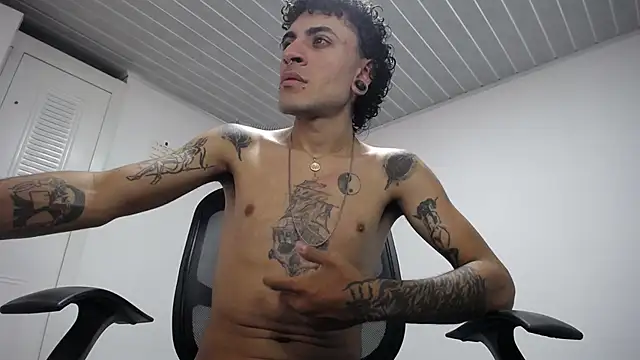 Snapshot of present_the_magic chatting on 10-25-25, 05:40 present the magic online show from 10-25-25, 05:40