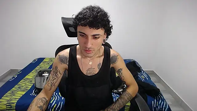 Snapshot of present_the_magic chatting on 10-27-25, 07:56 present the magic online show from 10-27-25, 07:56