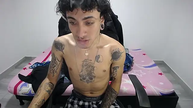 Snapshot of present_the_magic chatting on 10-30-25, 05:02 present the magic online show from 10-30-25, 05:02