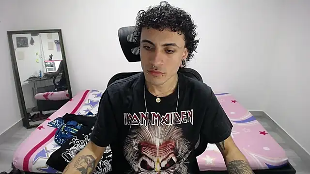 Snapshot of present_the_magic chatting on 10-31-25, 09:10 present the magic online show from 10-31-25, 09:10