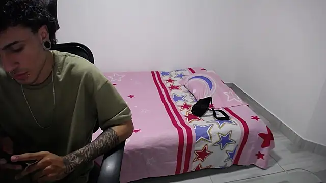 Snapshot of present_the_magic chatting on 11-04-25, 03:27 present the magic online show from 11-04-25, 03:27