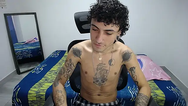 Snapshot of present_the_magic chatting on 11-17-25, 03:29 present the magic online show from 11-17-25, 03:29