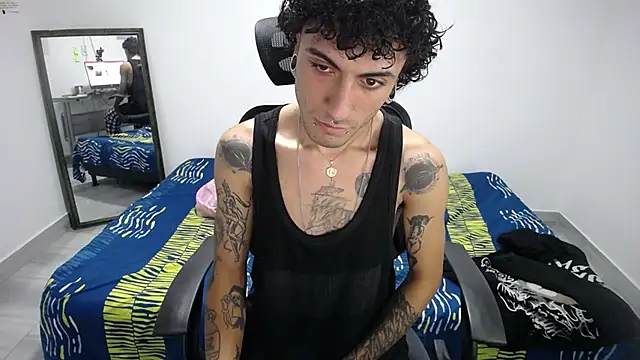 Snapshot of present_the_magic chatting on 11-18-25, 07:46 present the magic online show from 11-18-25, 07:46