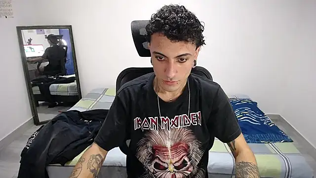 Snapshot of present_the_magic chatting on 12-21-25, 07:54 present the magic online show from 12-21-25, 07:54