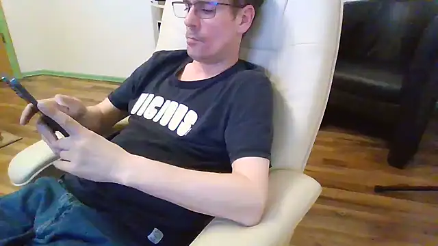 Snapshot of Minm666 chatting on 01-01-25, 10:24 Minm666 online show from 01-01-25, 10:24